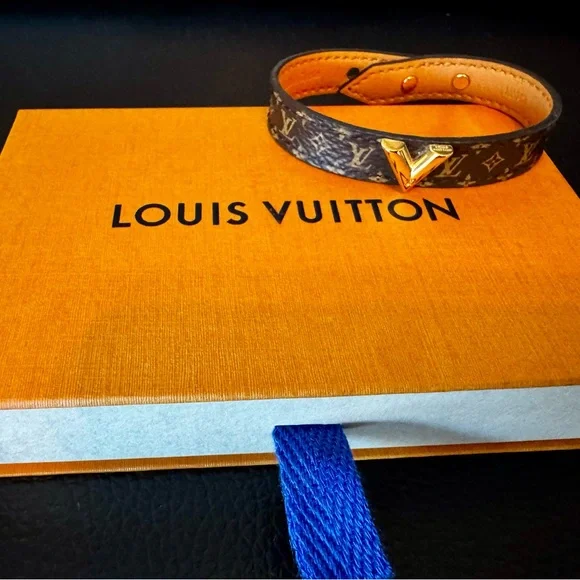 Louis Vuitton Brown and Gold Monogram Bracelet. Essential V 17. Sz 7-7.5. - Picture 4 of 5